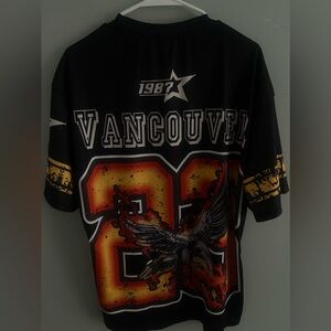 Vancouver shirt, colors: orange, yellow, white, black.